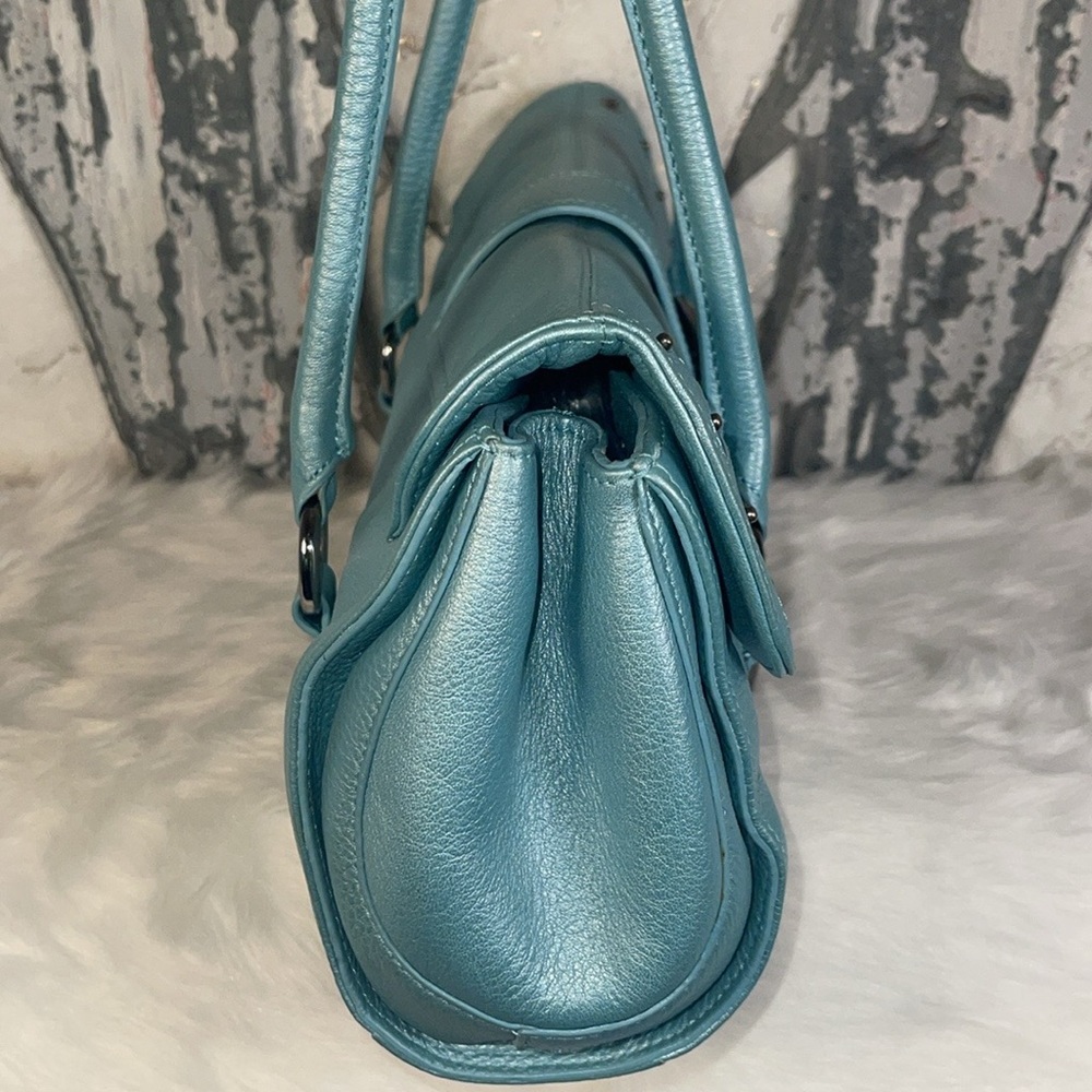 Prague Pearlized East west Pebble leather Handbag. - Picture 5 of 9